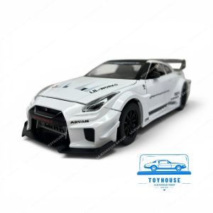 ماکت فلزی نیسان GT-R نیسمو لیبرتی واک مقیاس 1:24 با بدنه پهن اسپرت، بال عقب بزرگ، چراغهای جلو و عقب، قابلیت استارت و صدای موتور، دربهای بازشو، کاپوت بازشو، صندوق عقب بازشو، درب باک بازشو، آینههای متحرک و جزئیات کامل کابین و موتور. مناسب کلکسیون، دکور و علاقهمندان خودروهای اسپرت ژاپنی سفید